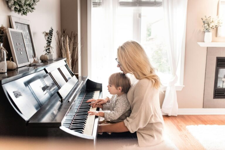 Mama i córka podczas gry na pianinie
